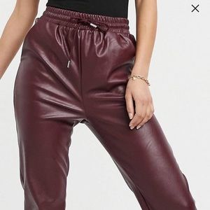 Leather-look like joggers in wine